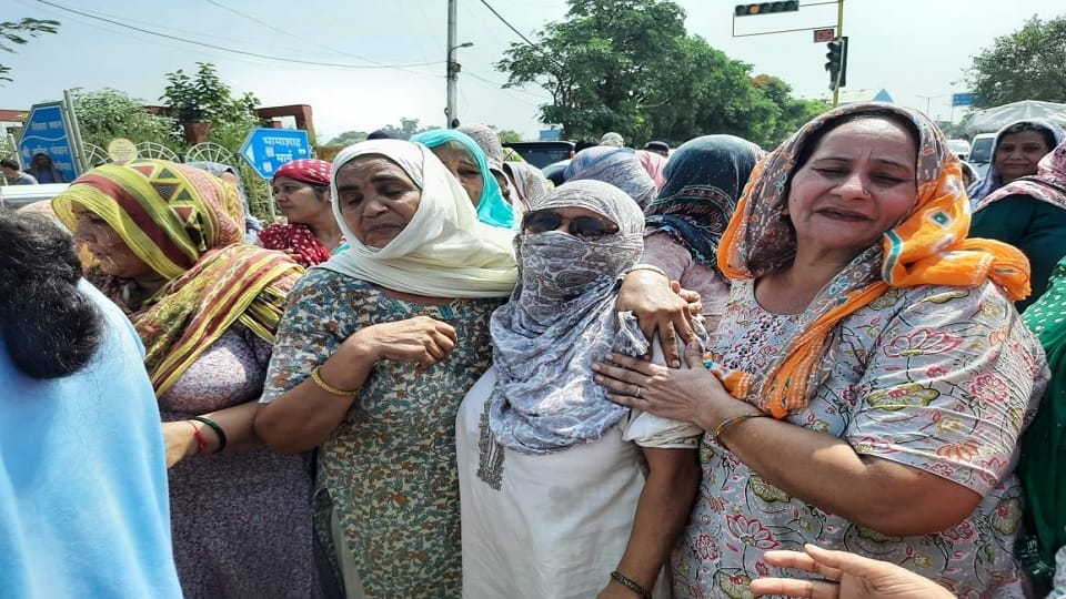 Murder of former Sarpanch in Sonipat, Family members took to road, blocked road outside Civil Hospital