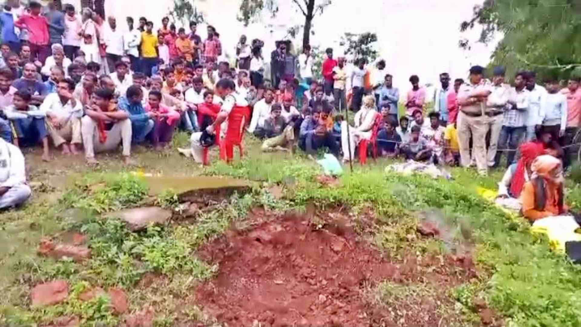 प्रतिमा स्थल पर खुदाई के दौरान जमा हुए लोग।