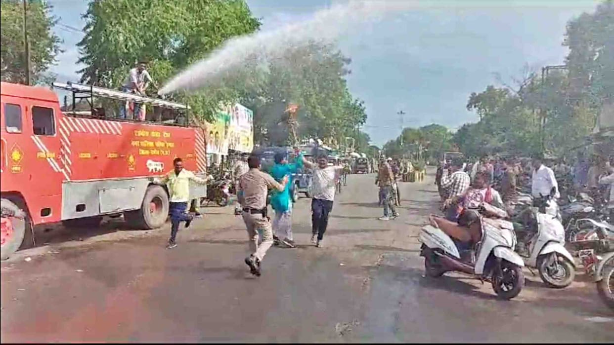 Congress Scheduled Front burnt effigy of Chief Minister and Urban Administration Minister in Damoh
