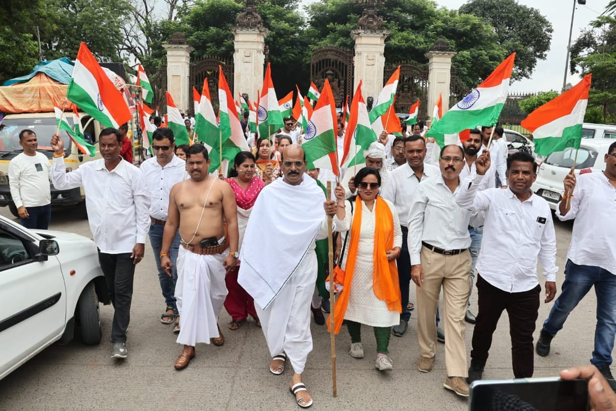 In Indore, the Patwaris took out the Tricolor Yatra, some became Gandhi and some became free.