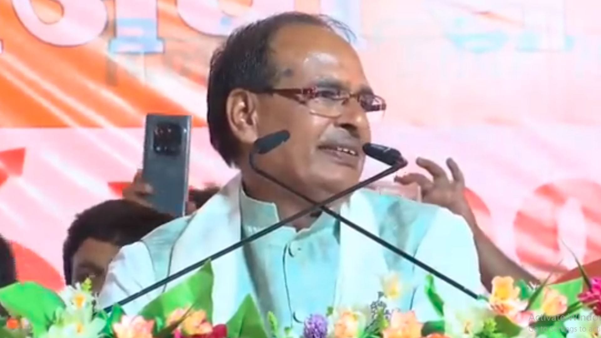 Nitin Gadkari and CM Shivraj arrived in Khandwa to inaugurate BJP's Jan Ashirwad Yatra.