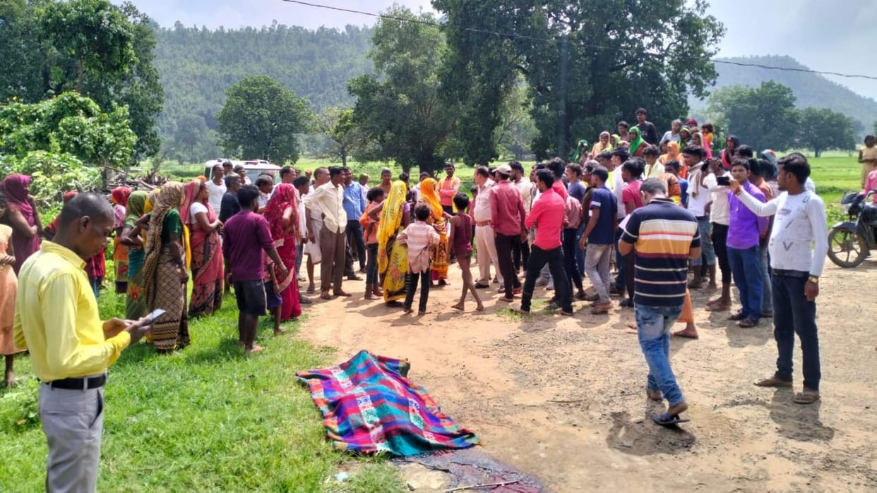 In Singrauli, a woman was killed by hitting an ax on the road in broad daylight