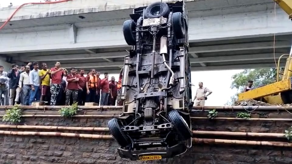SDRF pulled out the vehicle that fell into Shivnath river in Durg