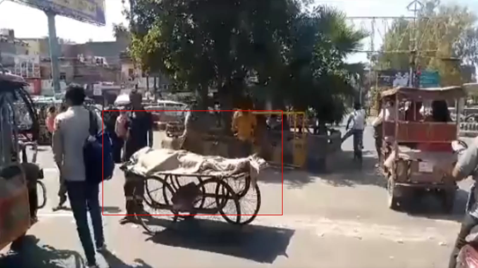 Meerut mother kept roaming with her son dead body on a handcart, police helped in funeral