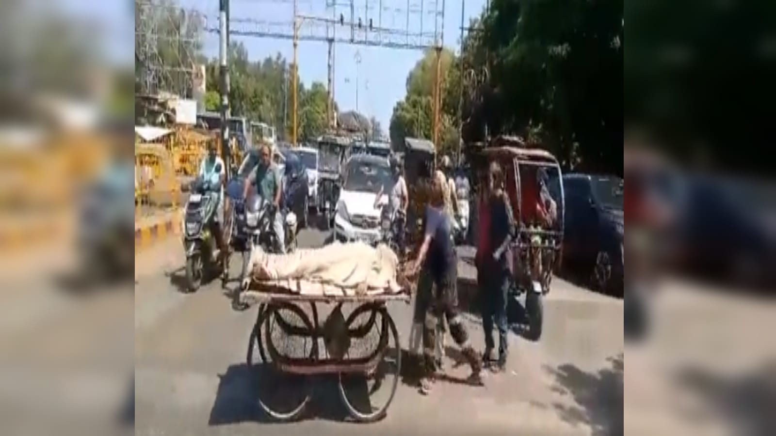 Meerut mother kept roaming with her son dead body on a handcart, police helped in funeral
