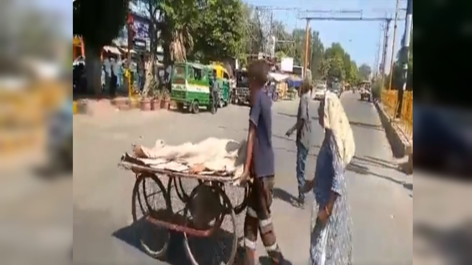 Meerut mother kept roaming with her son dead body on a handcart, police helped in funeral