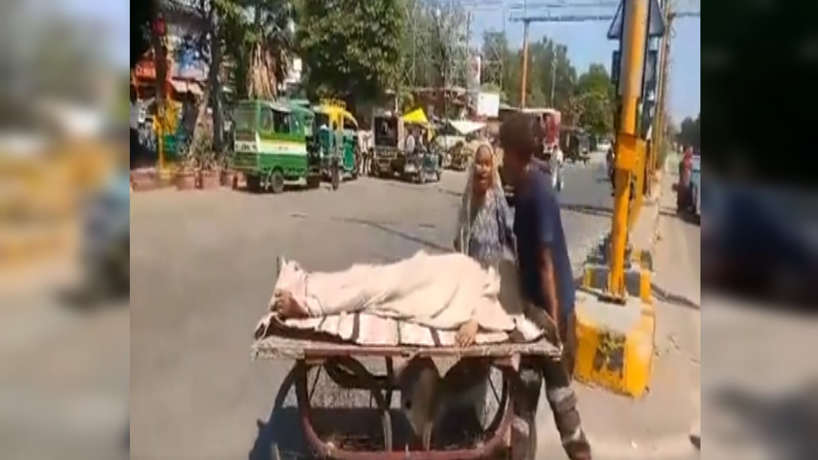 Meerut mother kept roaming with her son dead body on a handcart, police helped in funeral