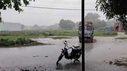 Varanasi Rains: वाराणसी में सुबह-सुबह कई इलाकों में झमाझम बारिश, तापमान में गिरावट, उमस भरी गर्मी से राहत Varanasi Rains: Early morning rain in Varanasi, drop in temperature, relief from humid heat