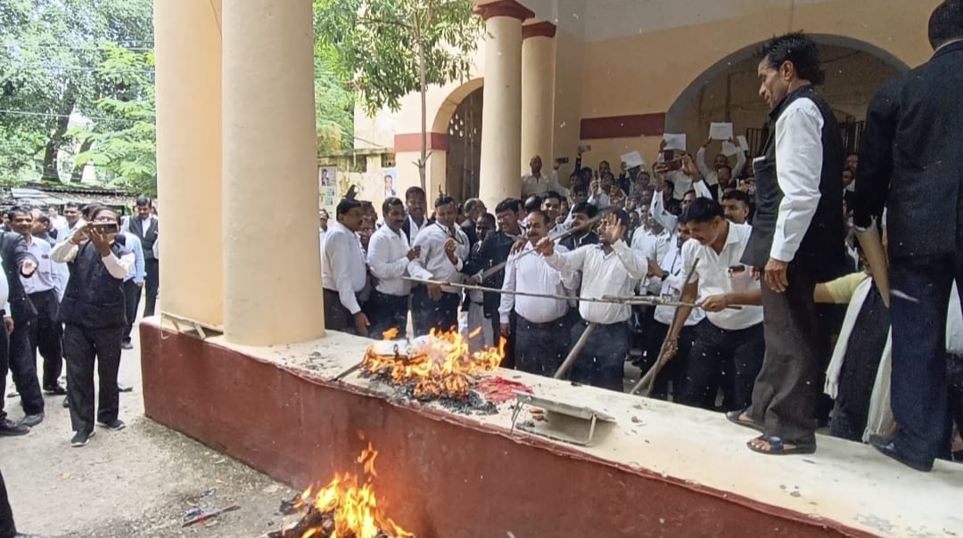 Protest of lawyers continues against Hapur incident, symbolic effigy of DGP and Chief Secretary burnt