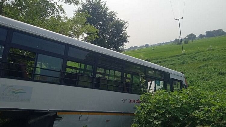 Azamgarh Accident: ट्रक से जोरदार टक्कर के बाद खाई में गिरी बस, रात में मची चीख पुकार,  मौके पर पहुंचे ग्रामीण