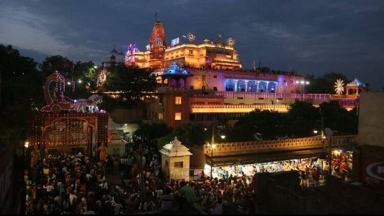 Mathura Krishna Janmashtami Live: अजन्मे का जन्म आज, हरे कृष्ण हरे कृष्ण से गूंज रही मथुरा-वृंदावन की गली-गली