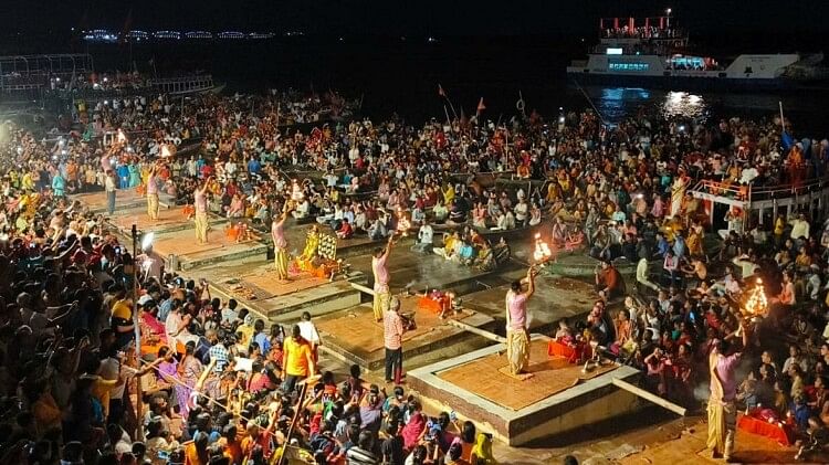 Varanasi: 45 दिनों के बाद छत की जगह दशाश्वमेध घाट पर हुई गंगा आरती, श्रद्धालुओं के खिले चेहरे