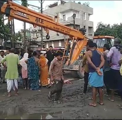Bihar News: Woman dies after being hit by crane in Patna; People created ruckus on the road in protest
