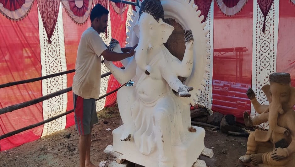 Earning money by making idols of Lord Nagesh who is inaccessible in Bijapur
