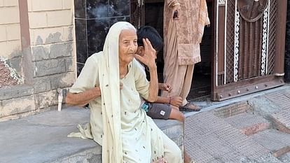 Youths snatched earrings from ears of elderly woman walking outside house in Sirsa