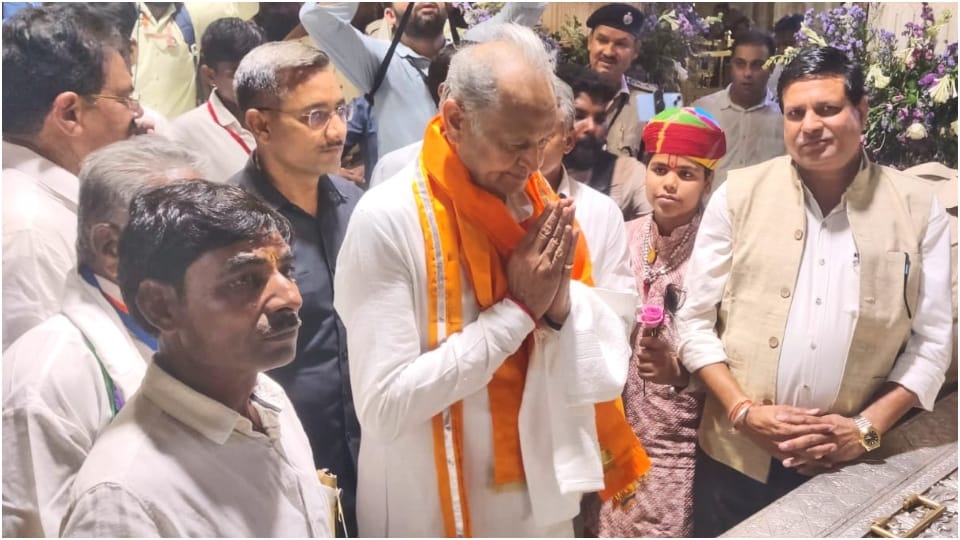 CM Gehlot visited Sanwaliyaji temple and touched the feet of Mahants in Chittorgarh