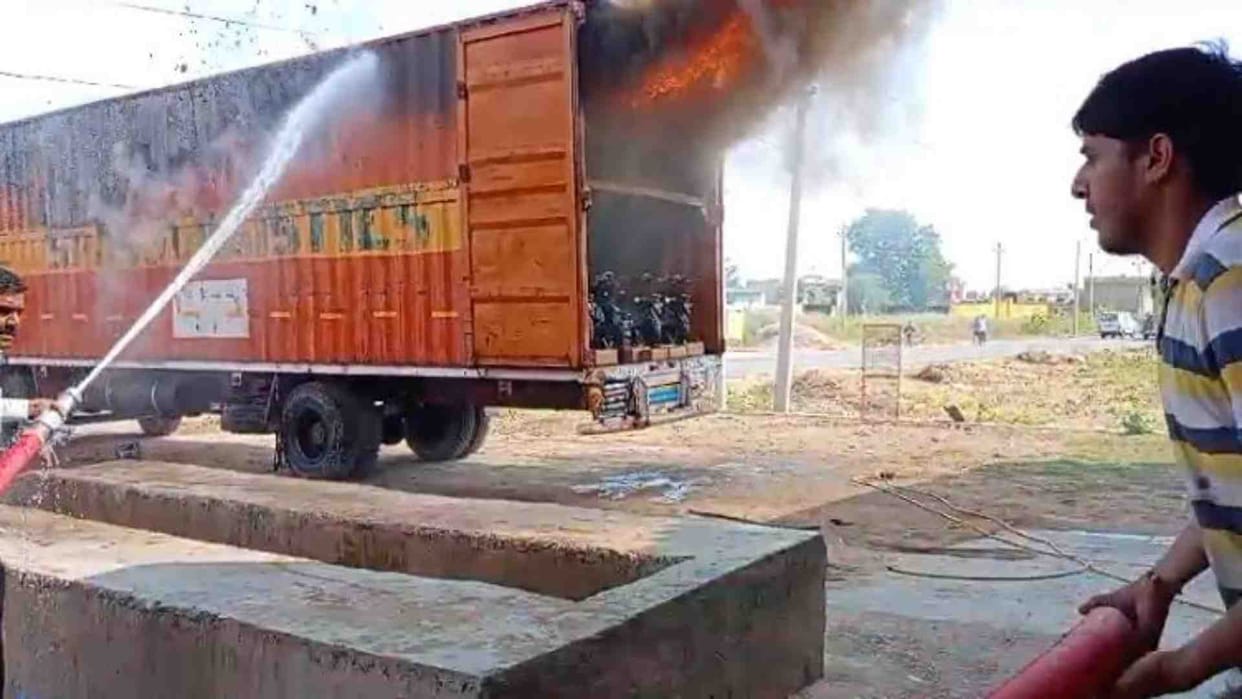 Dumper caught fire from high voltage line in Jhunjhunu Pilani