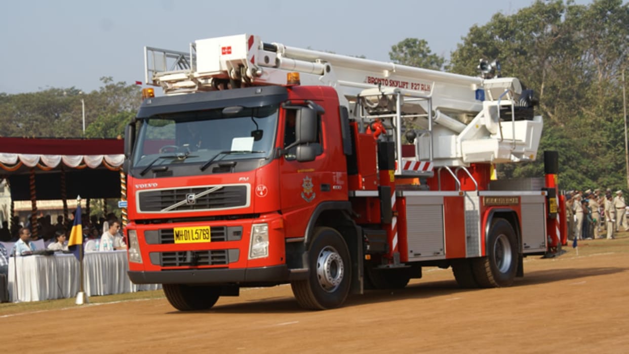 Maharashtra Thane district weighing 160 kg woman falls from bed family seeks help from fire department