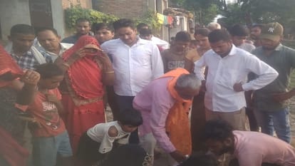 घटना के बाद जुटी भीड़।
