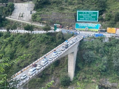 Badrinath Highway: जोशीमठ से मारवाड़ी तक खस्ताहाल हुआ हाईवे, जाम से बचने को वन-वे सिस्टम लागू Badrinath Highway from Joshimath to Marwari in Bad Condition one way system implemented to avoid Traffic jam