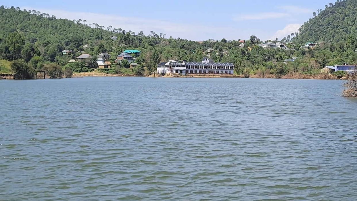 Kunt Bhayo lake overflowing, water level above danger mark, villagers in panic Kunt Bhayo lake