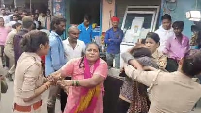 Women attacked on a team of women in para Lucknow.