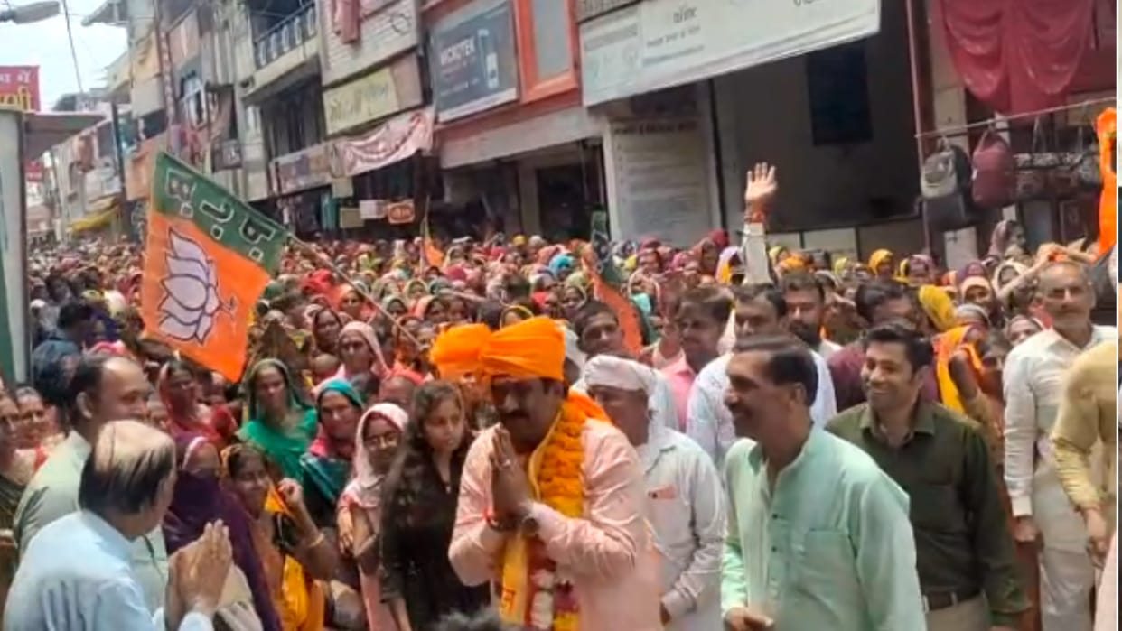 BJP candidate Rajkumar Meo's show of strength in Karhi, Khargone, thousands of women joined him