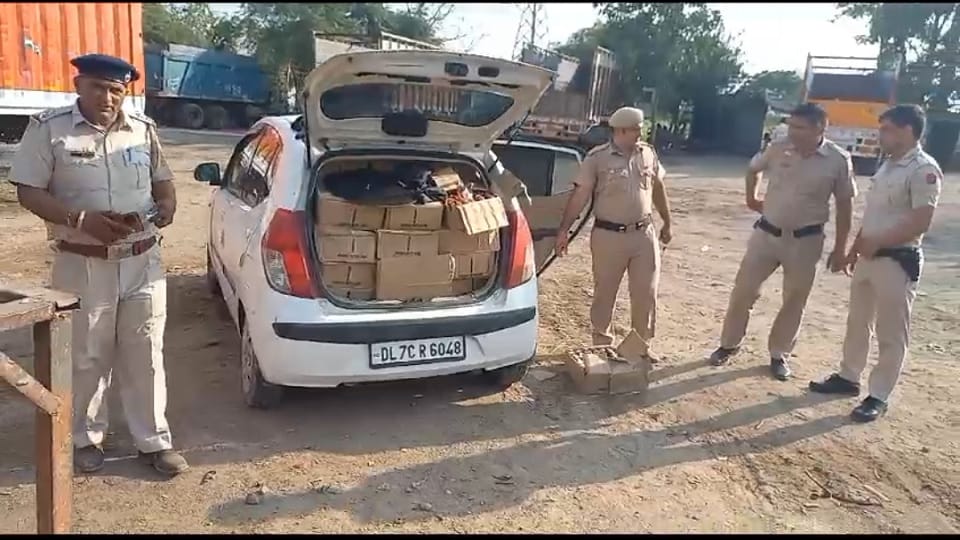 Liquor smuggler escaped after breaking police block in Sonipat, left car in truck union