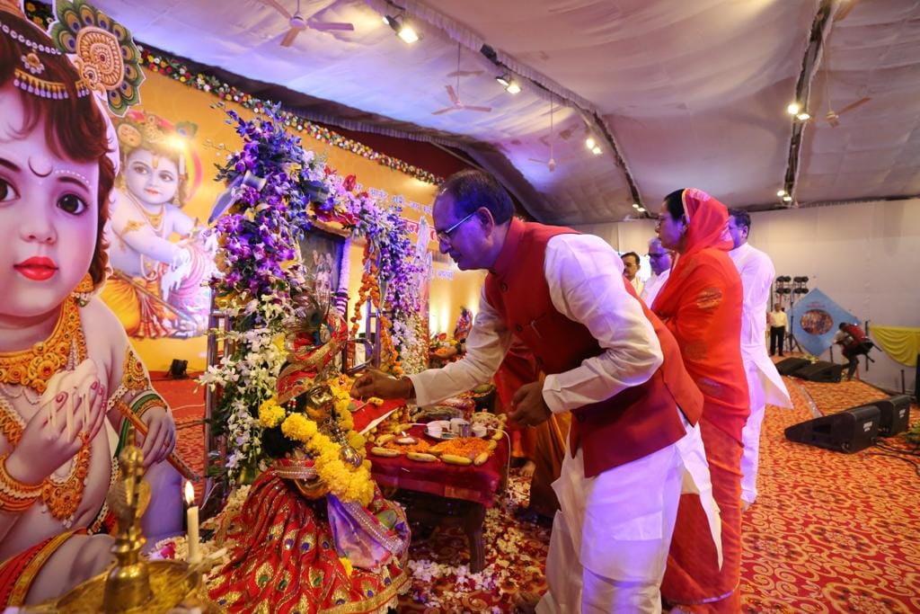 MP News: Shri Krishna Janmashtami celebrated at CM residence, Shivraj worshiped with his wife.
