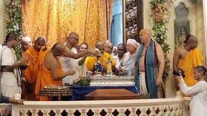 Krishna Janmashtami 2023: जन्मे कृष्ण कन्हाई..., ब्रज में गूंजी बधाई, दूध-दही के पंचामृत से हुआ महाभिषेक Janmashtami 2023 Celebration At Banke Bihari Temple Vrindavan Mathura