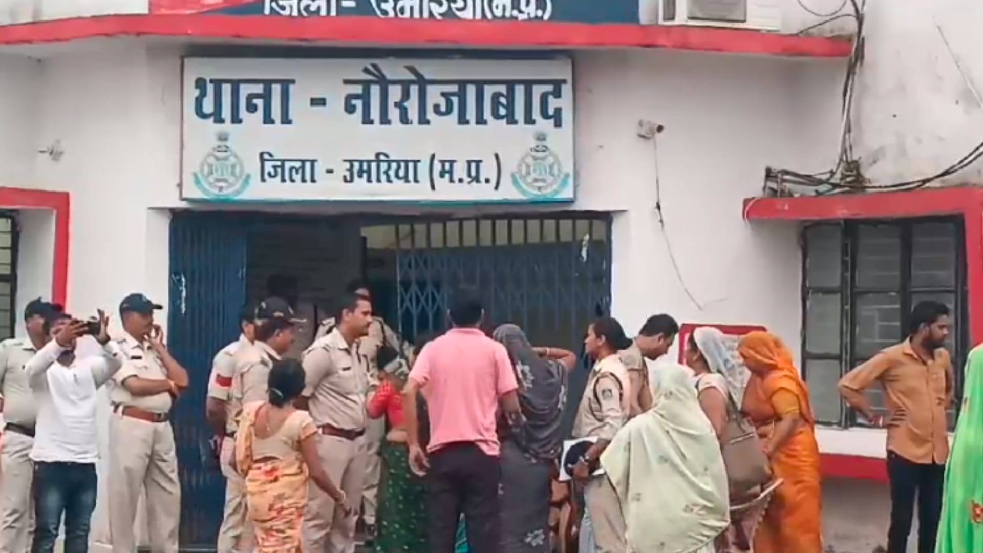 नौरोजाबाद थाने पर आरोपियों की गिरफ्तारी की मांग पर अड़े परिजन।