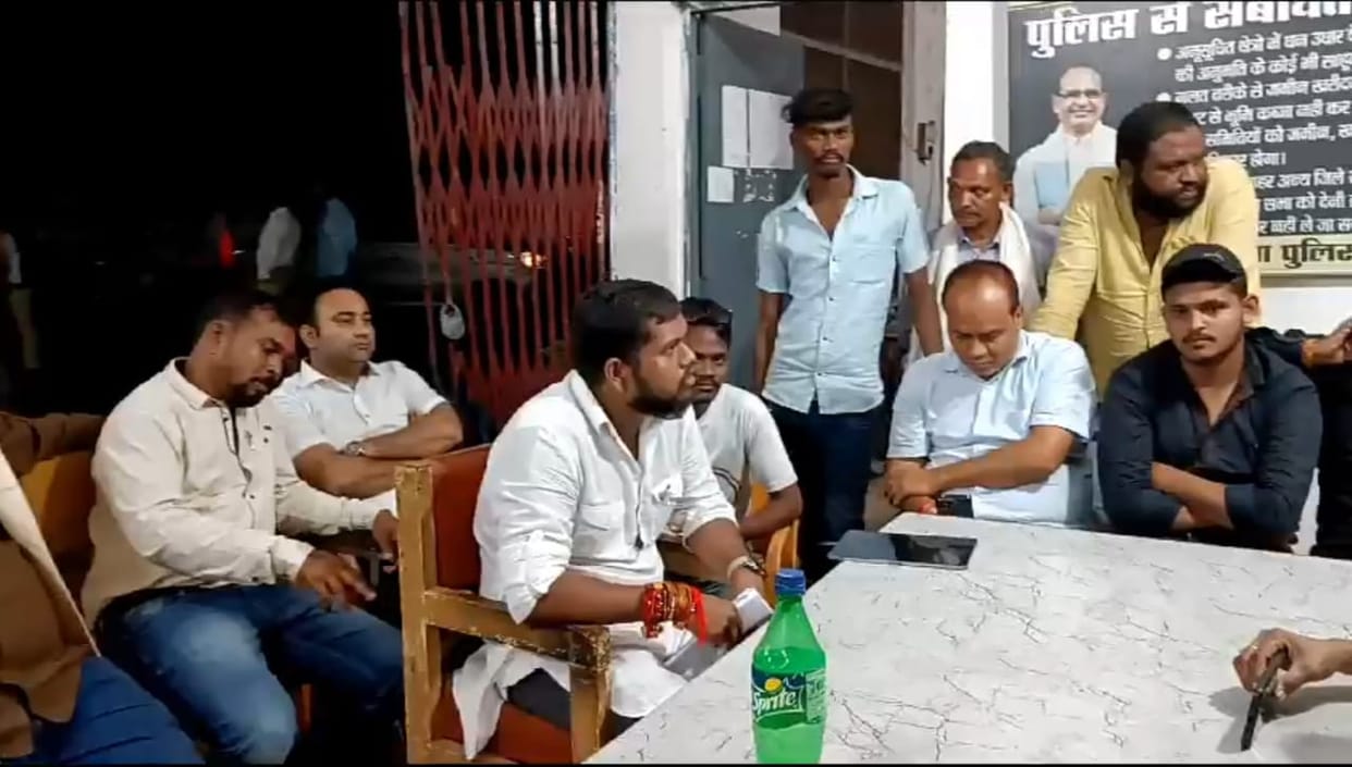 Dindori Cognress MLA Omkar Markam Son Files An FIR Against Jila Panchayat Adhyaksh Rudesh Paraste