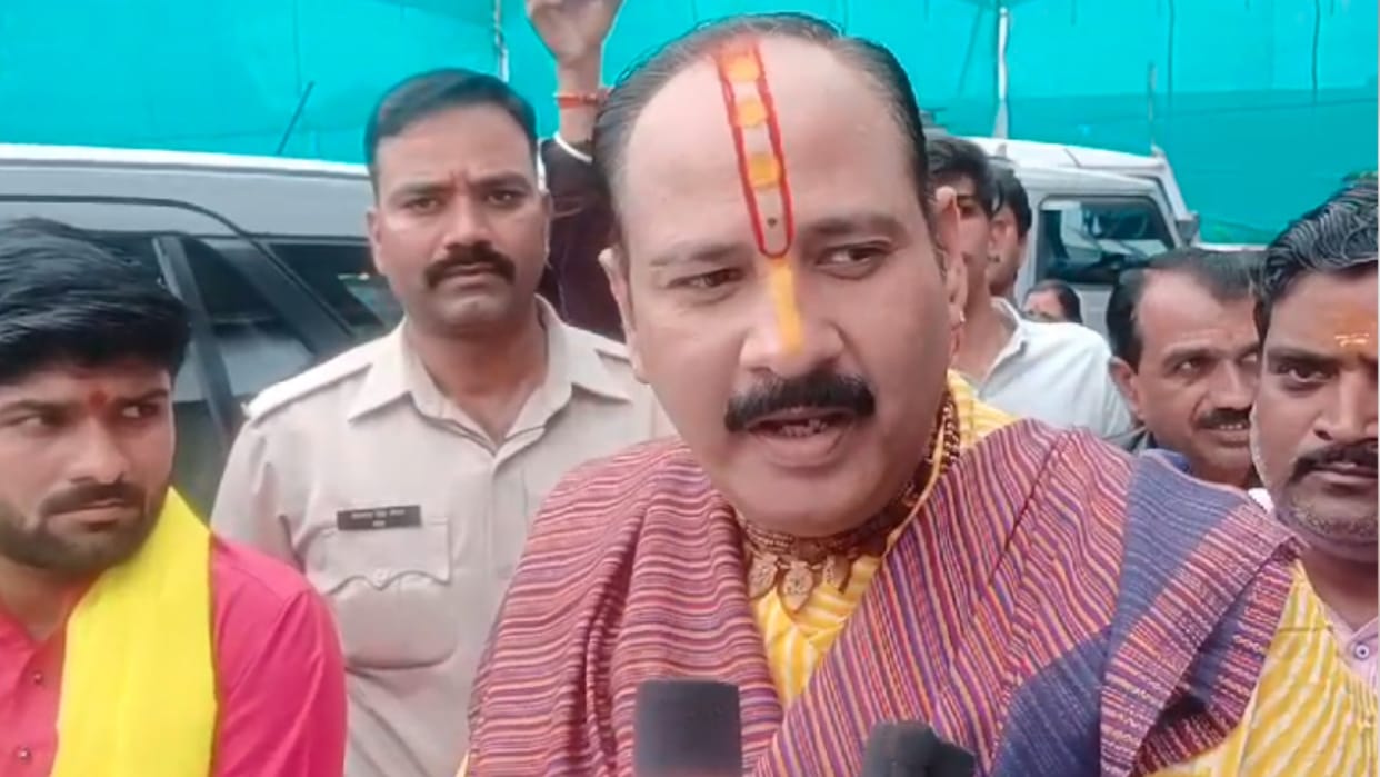 Pradeep Mishra's entry in the controversy over Sanatan Dharma, said- he himself is a child of Corona and dengu
