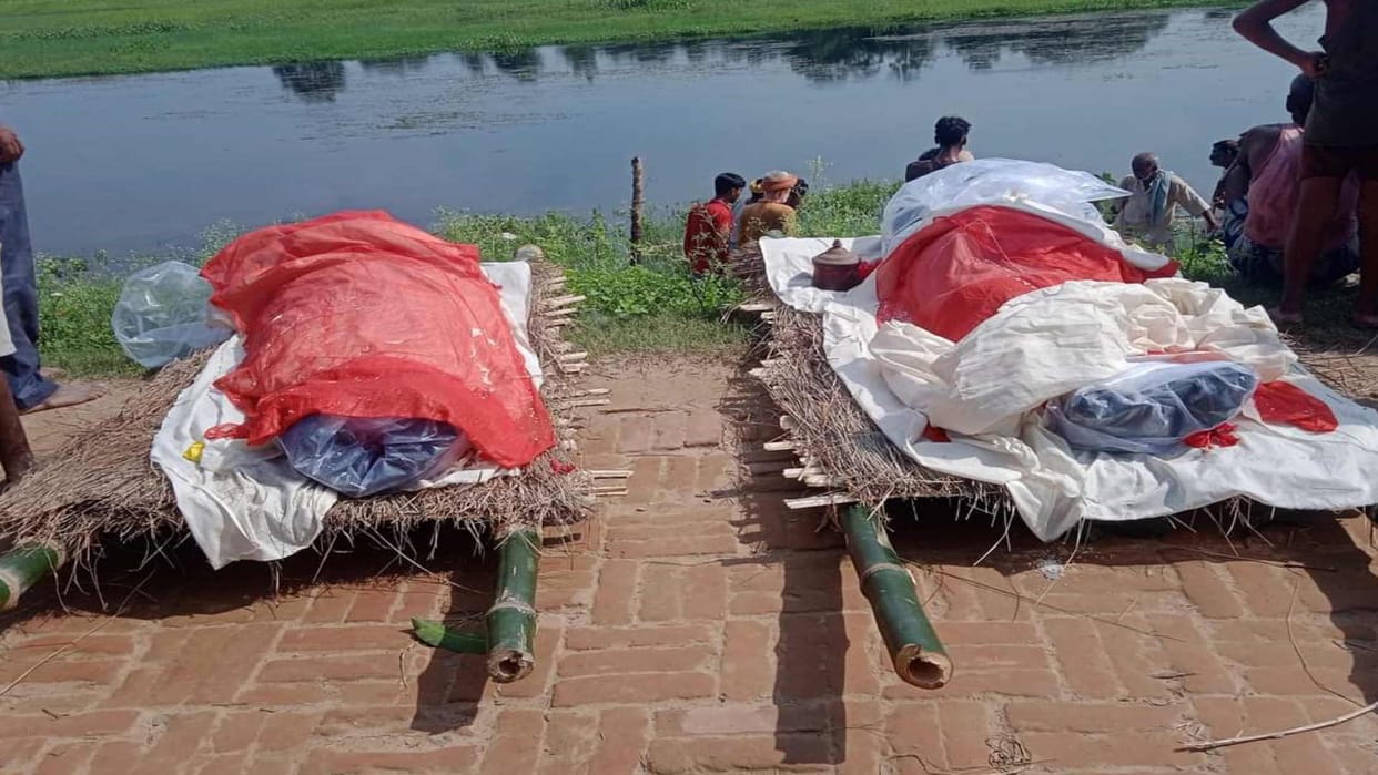 Father and son's bier wakes up together, people cry