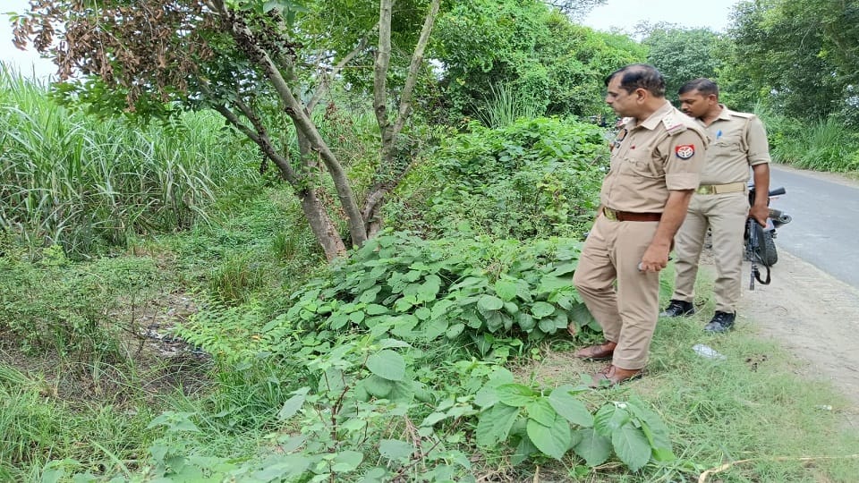 dead body of young man found in a sack on the roadside in Bareilly