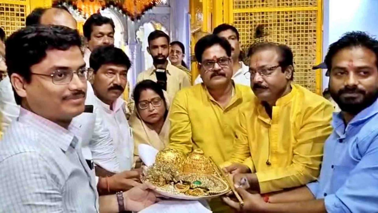 Radha Rani decorated with precious ornaments worth 100 crores in Shri Krishna Gopal Mandir Gwalior