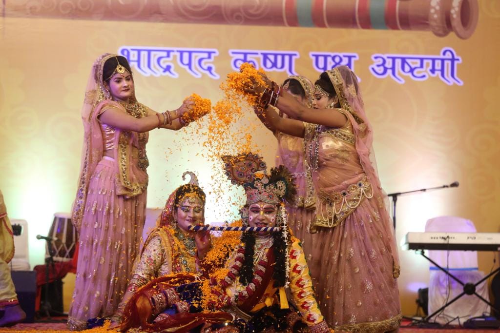 MP News: Shri Krishna Janmashtami celebrated at CM residence, Shivraj worshiped with his wife.