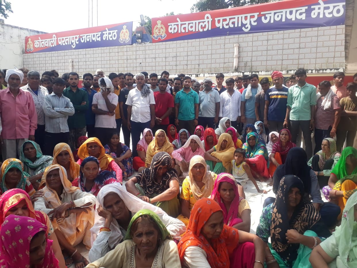 Meerut: Double murder family members surrounded Partapur police station, police arrested three friends