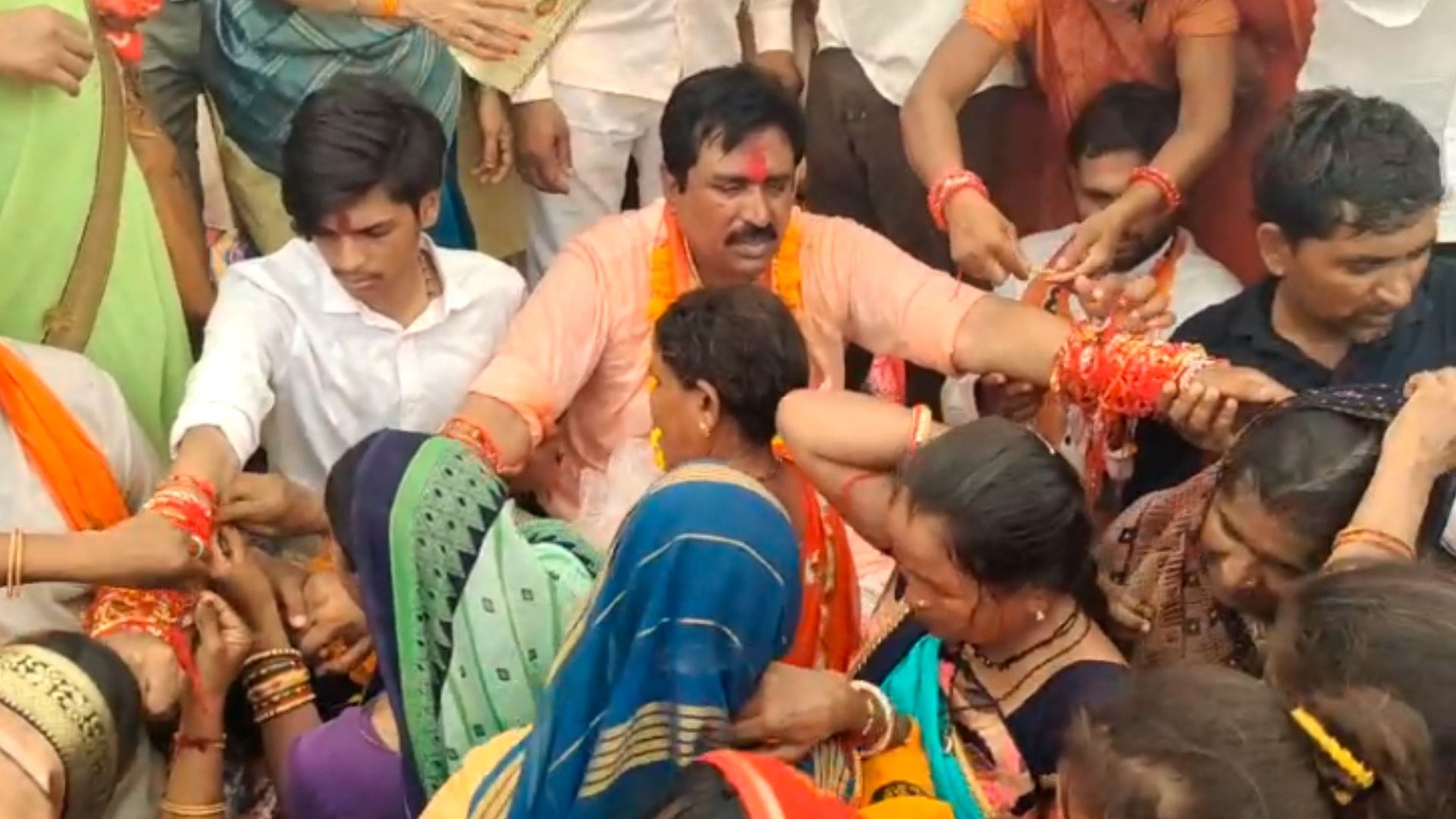 BJP candidate Rajkumar Meo's show of strength in Karhi, Khargone, thousands of women joined him