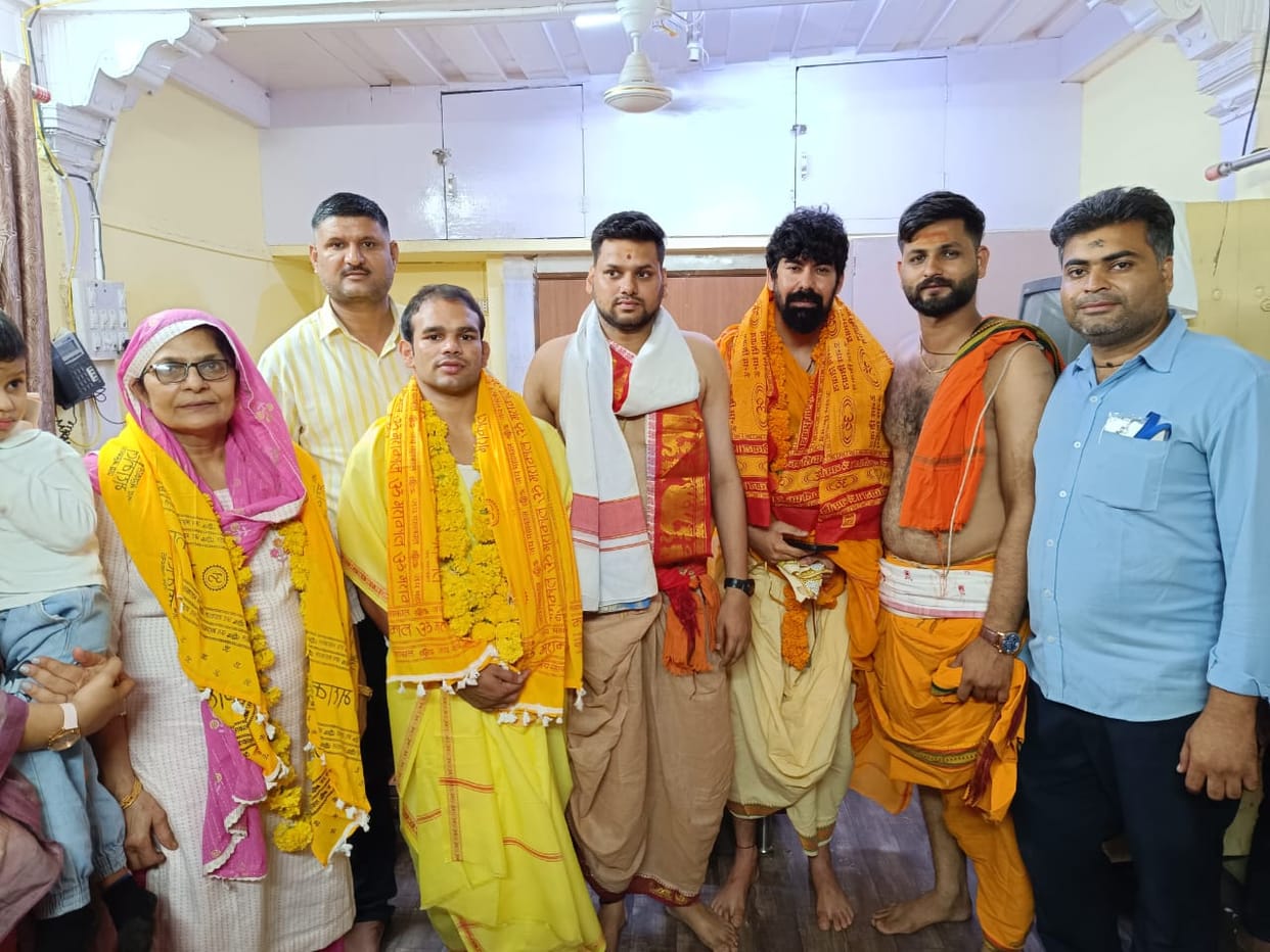 Ujjain: Wrestler Narsingh Yadav and South Indian film star Kabir Duhan Singh attended Bhasma Aarti