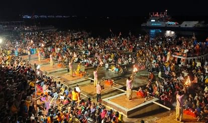 Varanasi: 45 दिनों के बाद छत की जगह दशाश्वमेध घाट पर हुई गंगा आरती, श्रद्धालुओं के खिले चेहरे Ganga Aarti performed at Dashashwamedh Ghat instead of terrace after 45 days