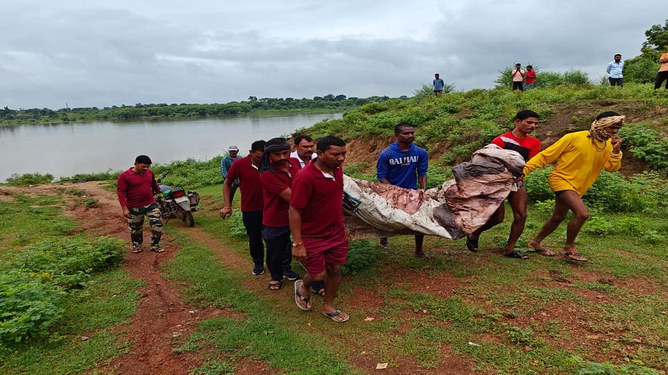 Dead body of 11 year old girl recovered pickup vehicle fell in the river