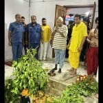 मंदिर में पूजा करते लालू प्रसाद।