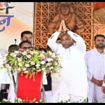 राजनांदगांव में आयोजित ’भरोसे का सम्मेलन’ में अभिवादन करते खड़गे