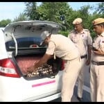 वाहन की जांच करते पुलिसकर्मी
