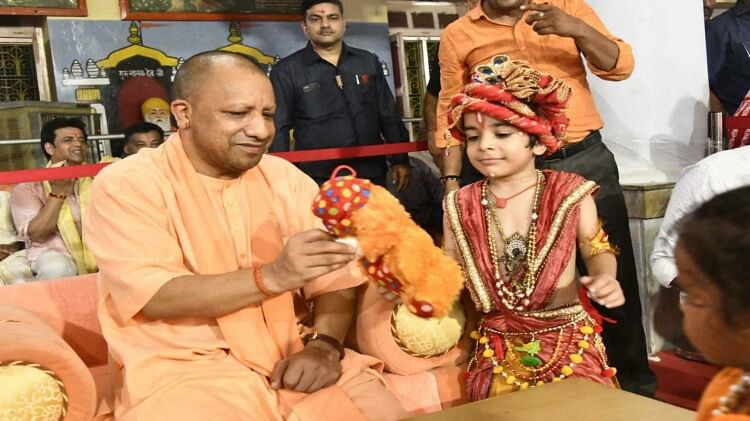 Janmashtami: सीएम योगी ने मनाया श्रीकृष्ण का प्राकट्योत्सव, मंदिर के गर्भगृह में की पूजा अर्चना