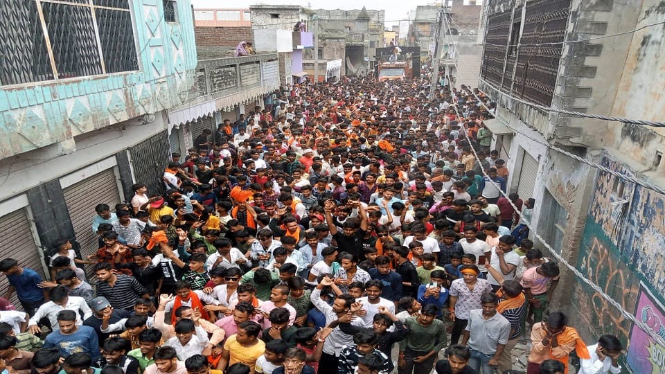 Three youths got scorched after coming in the grip of high tension line in Bareilly