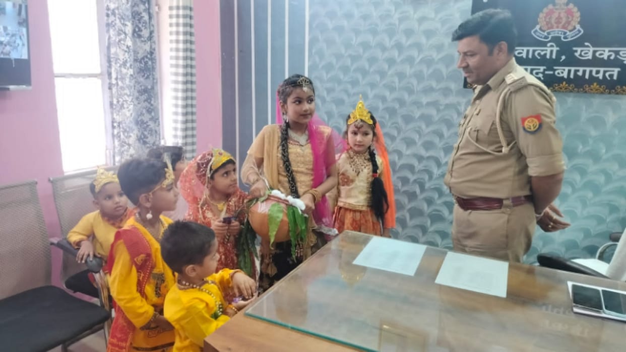 Baghpat: Girls as Radha and Gopis reached the police station to wrote report on Kanha, video viral
