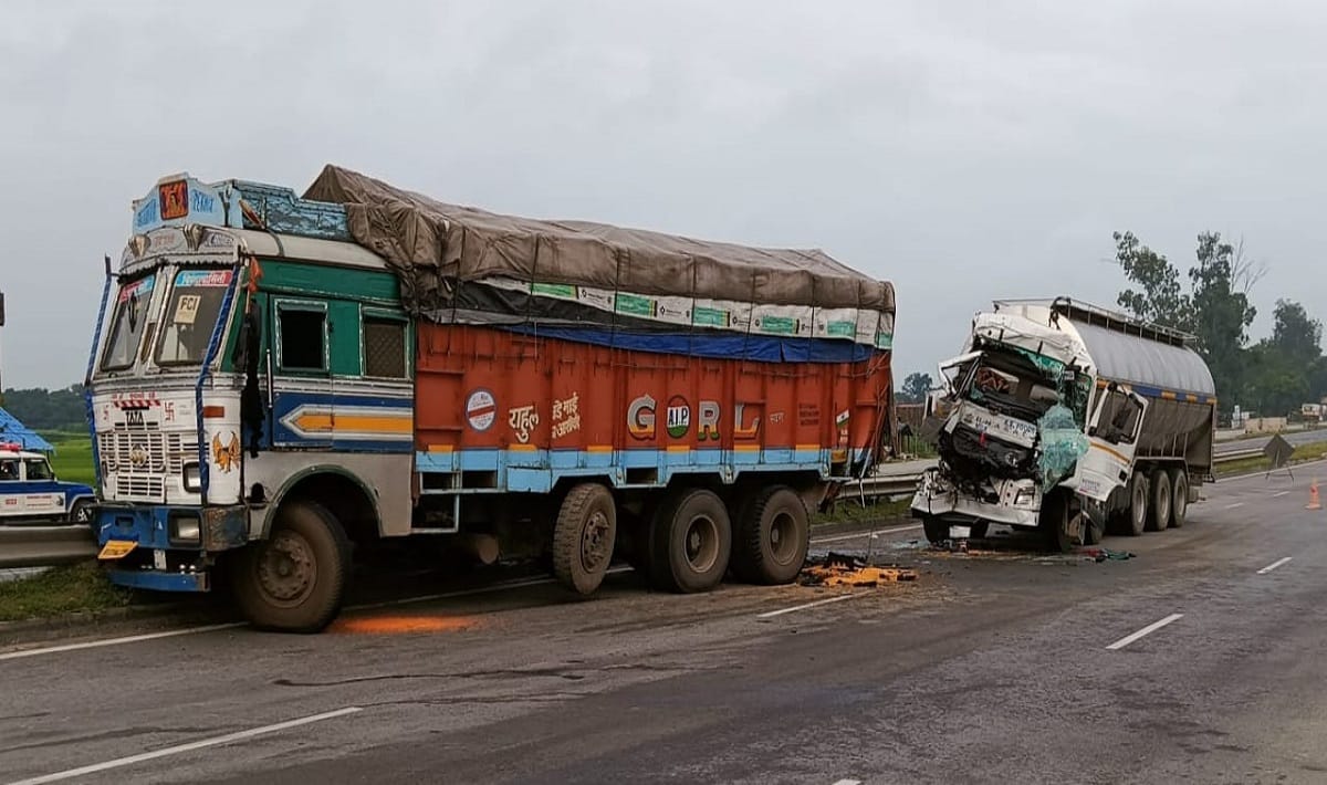 collision of three vehicles on GT Road in Chandauli tanker driver killed and Khalasi injured