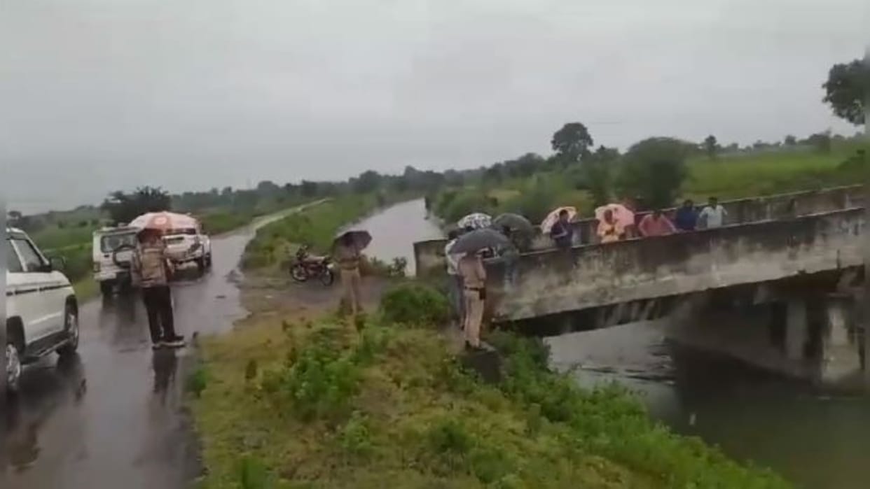 Dhar News Speeding car falls into swollen Omkareshwar canal two women die